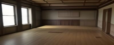 社会工作者在社区开展家庭伦理教育讲座，参与者认真听讲，体现家庭边界意识的社会普及重要性